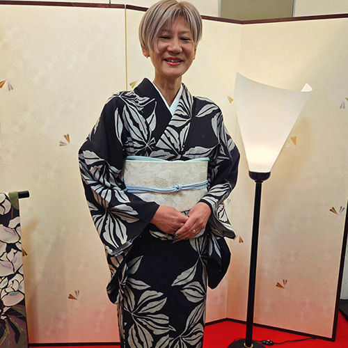 颯爽とご来店　カッコいい雰囲気にピッタリ　大胆な柄をさらっと着こなしてます