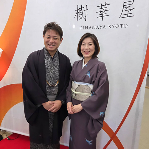 高知の男前社長と美人女将の仲良しご夫妻 26年間、毎年お伺いしております イベントの3日間があっというまの楽しいお店です 着物姿もさすがです